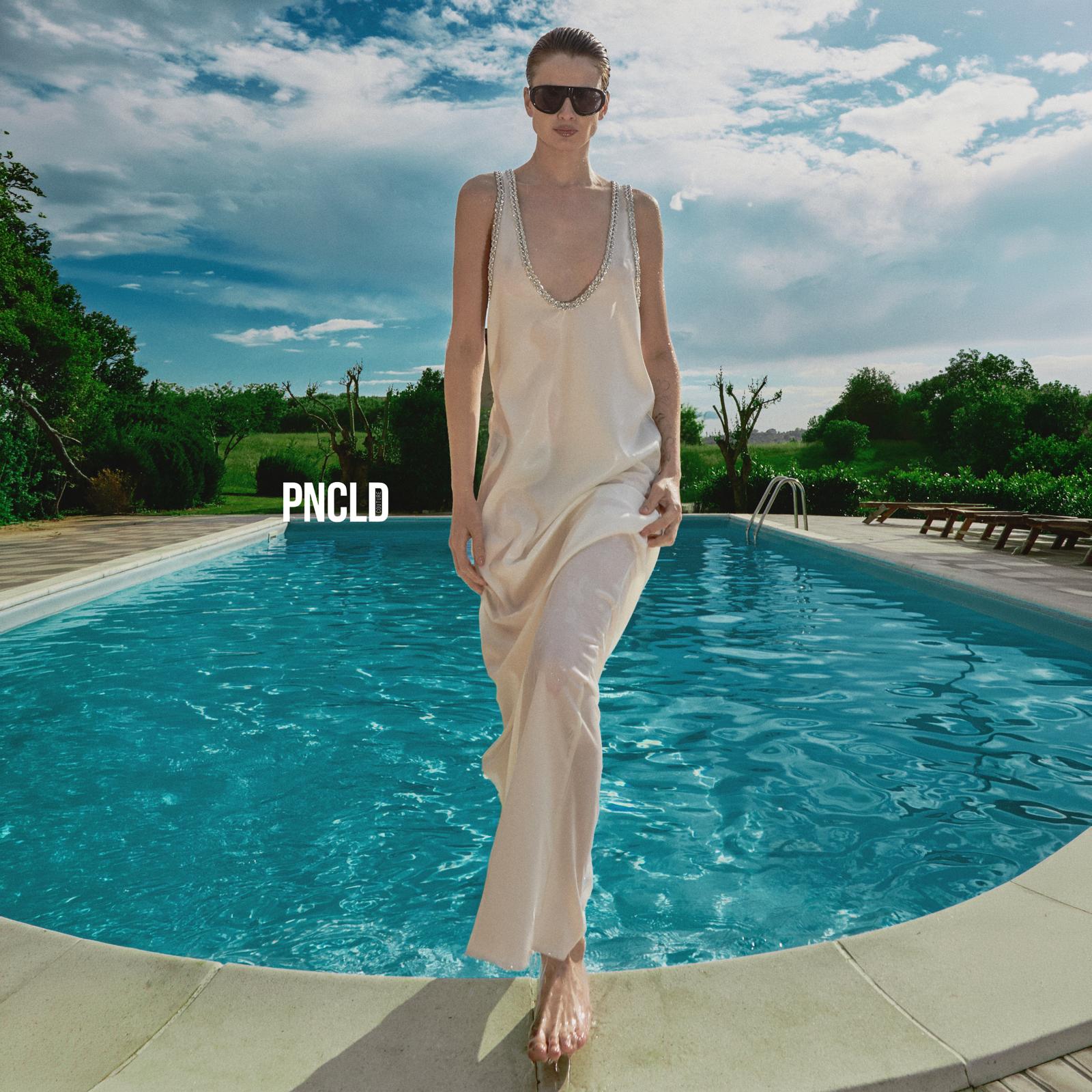 RESORT WOMAN