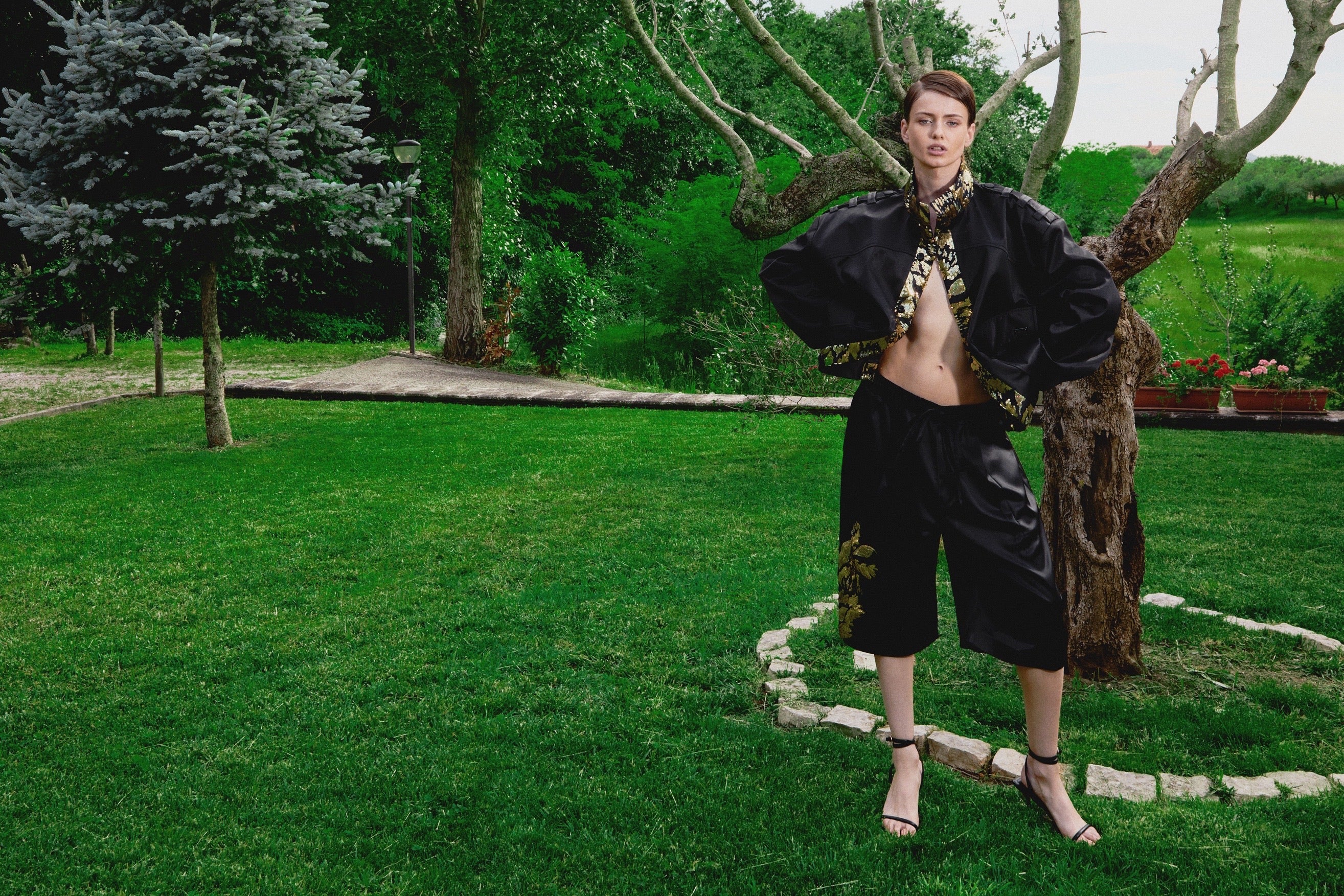 Bermuda satin noir broderie dorée