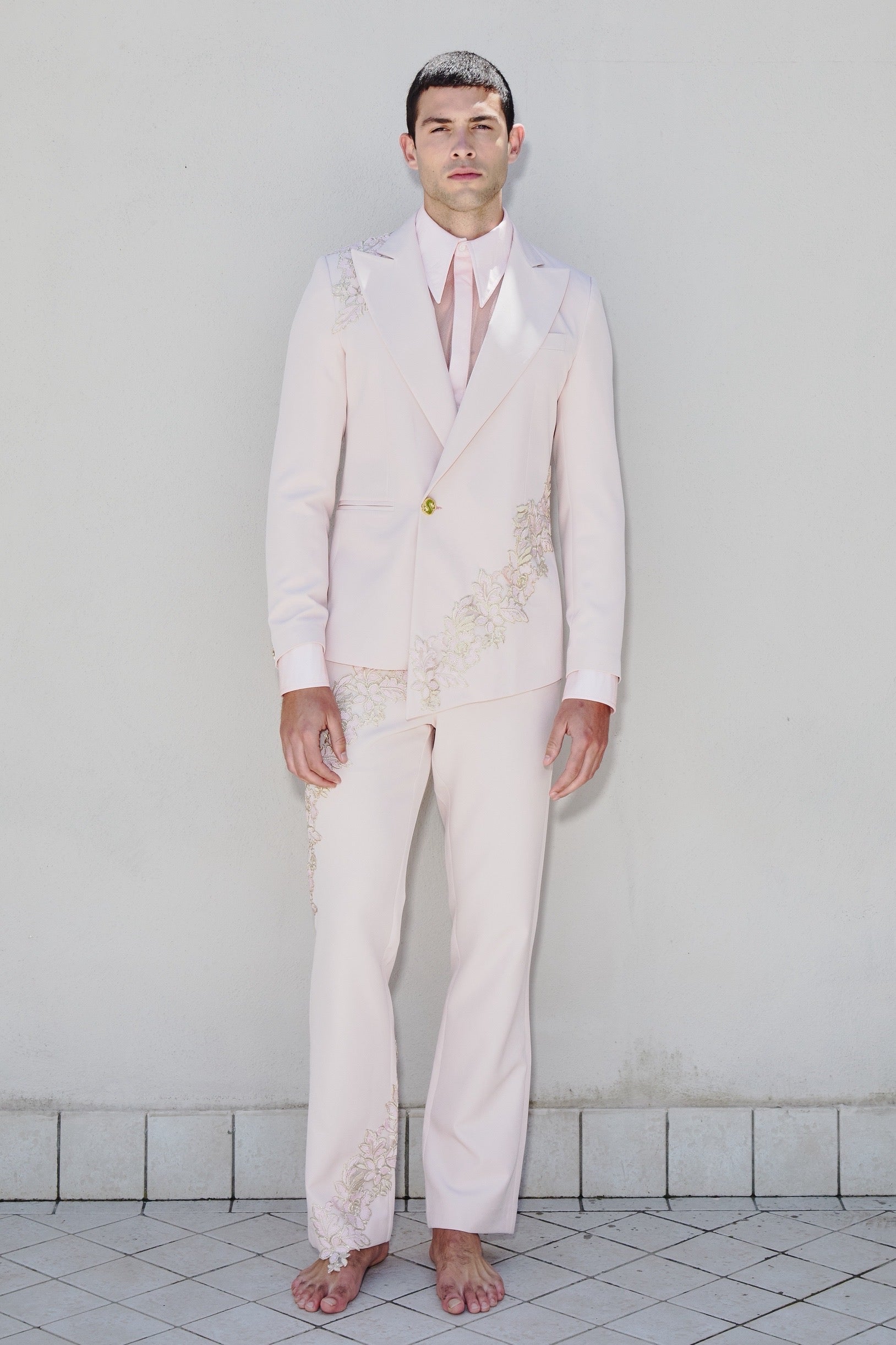 Pantalon regular rose avec broderie