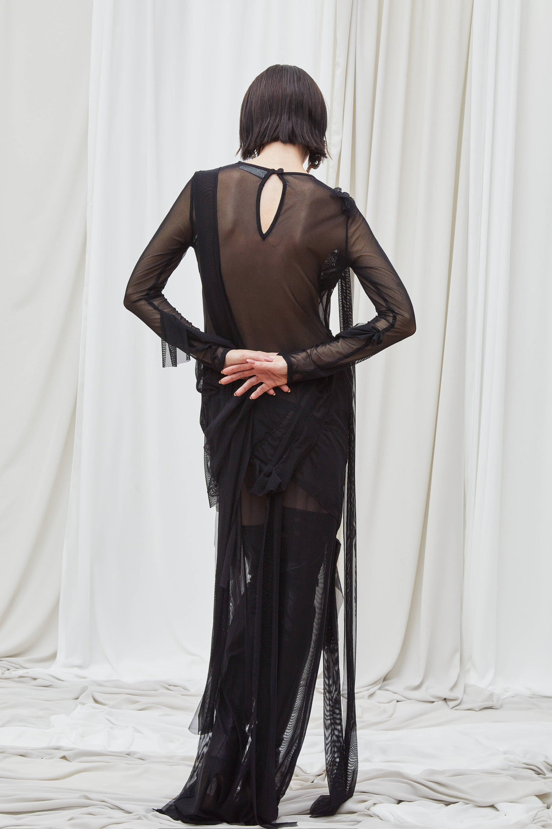 Robe à manches longues en tulle noir à bandes