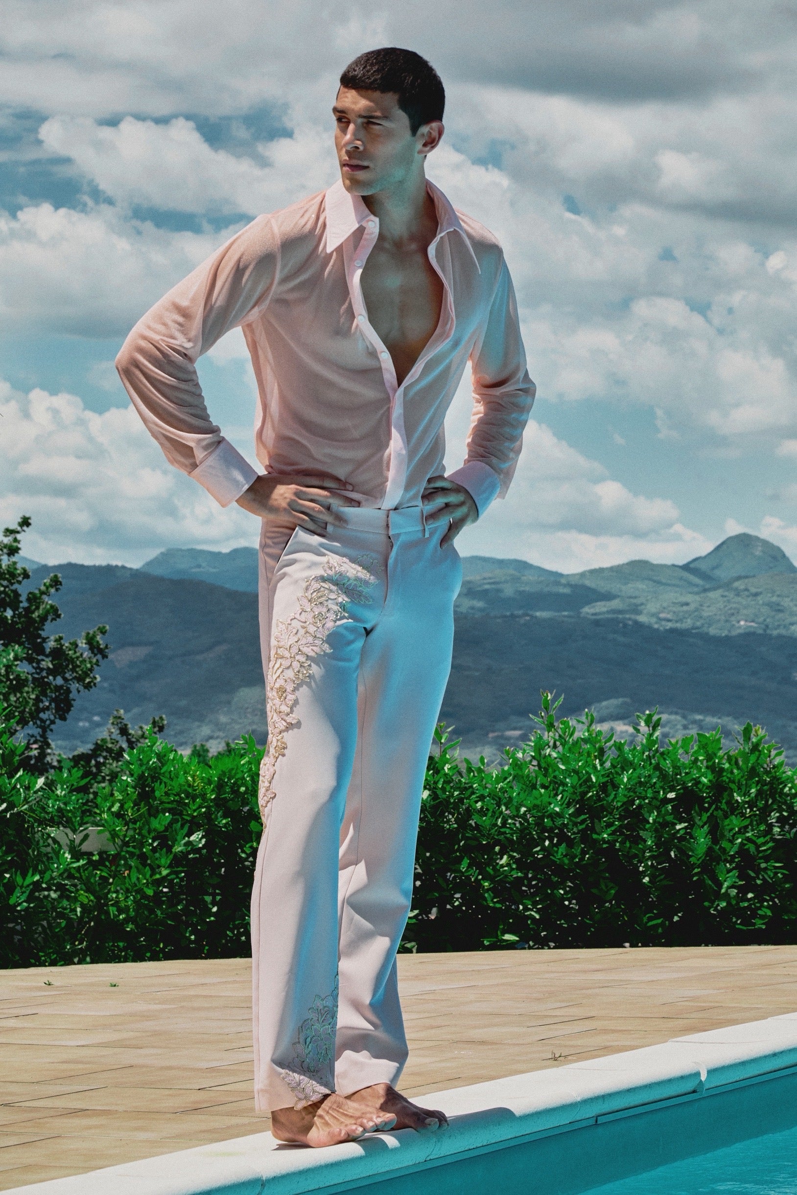 Pantalon regular rose avec broderie