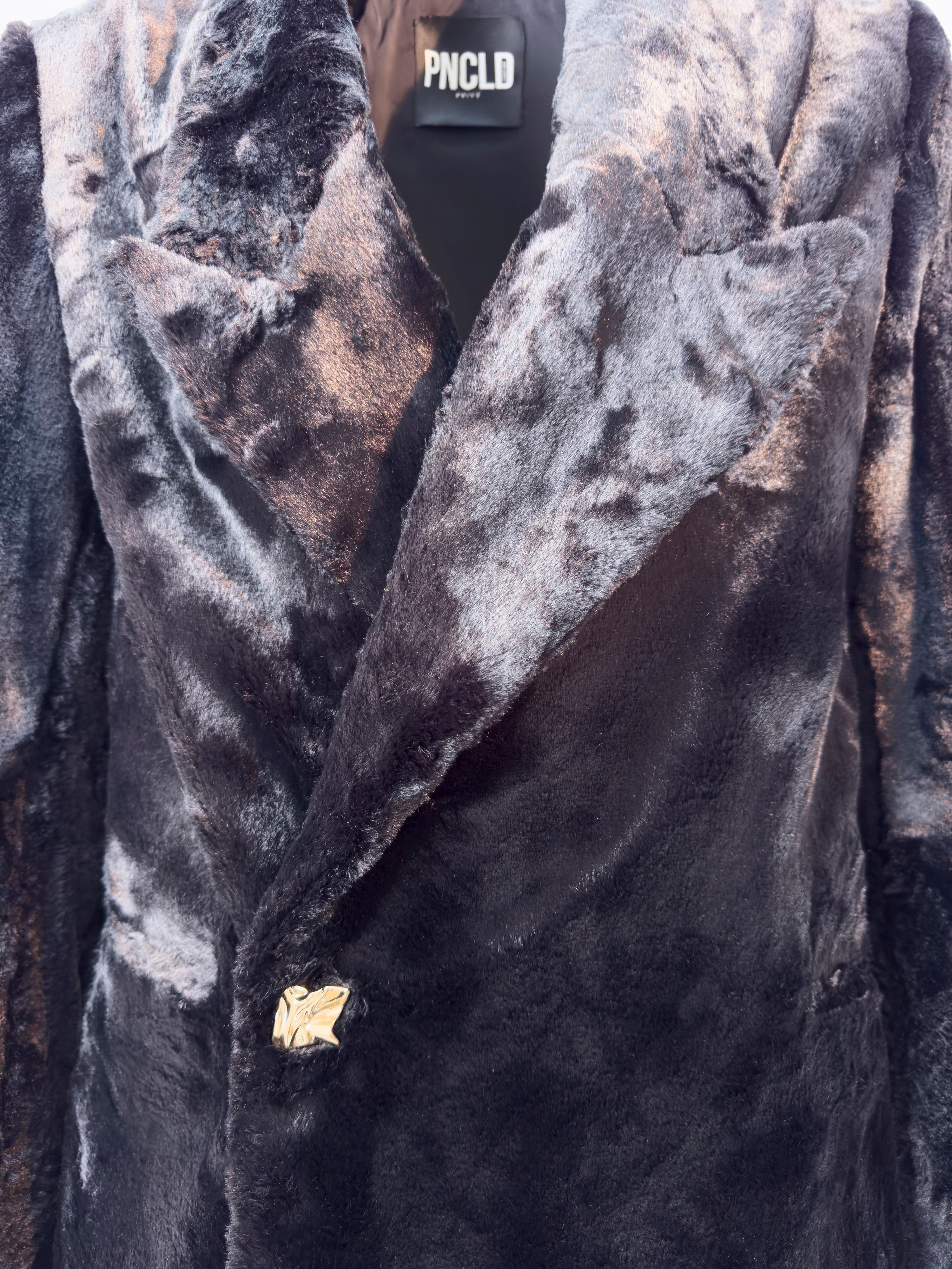 Giacca Ecopelliccia Nera con Rever Sceso dettaglio