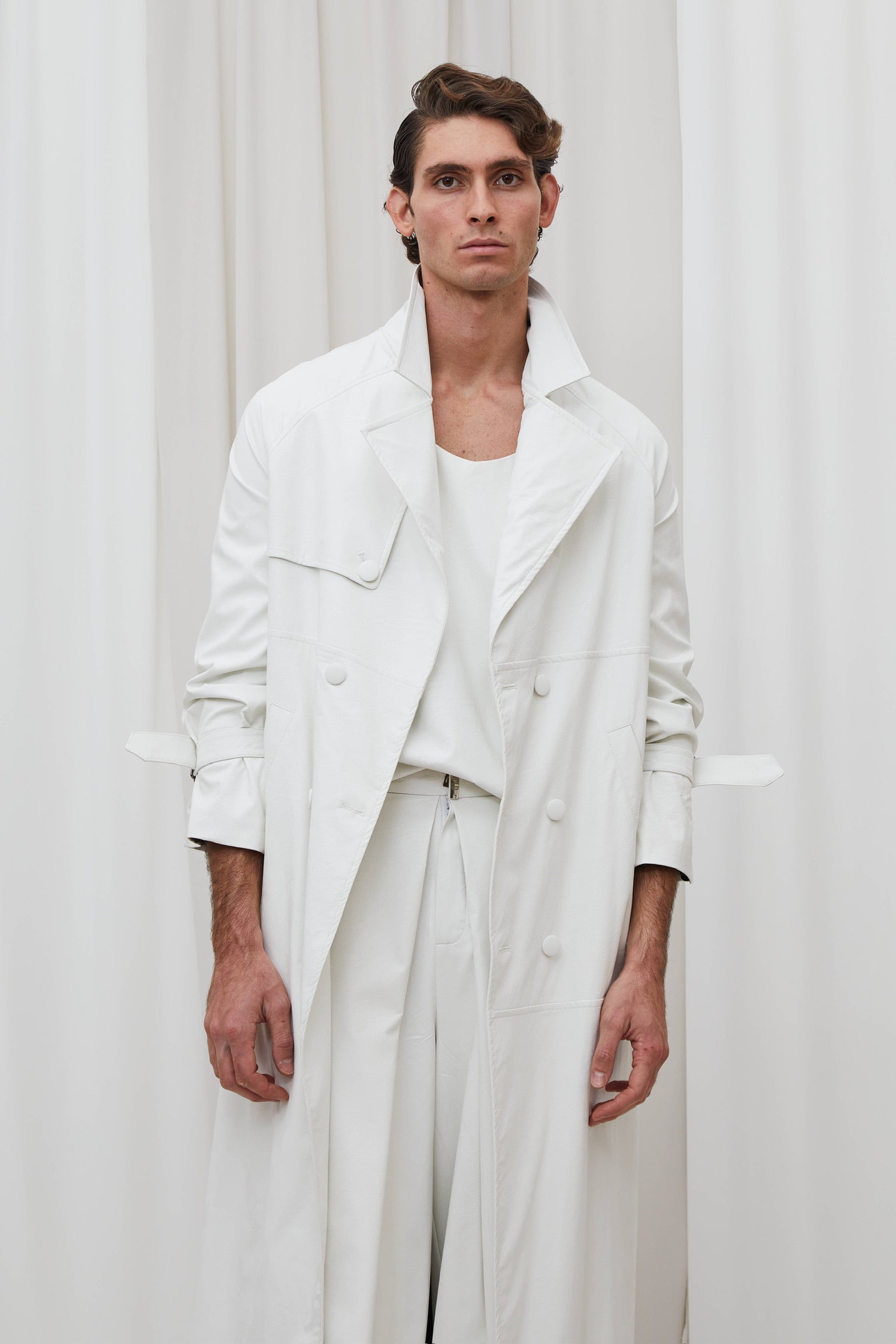 Trench long en simili cuir blanc