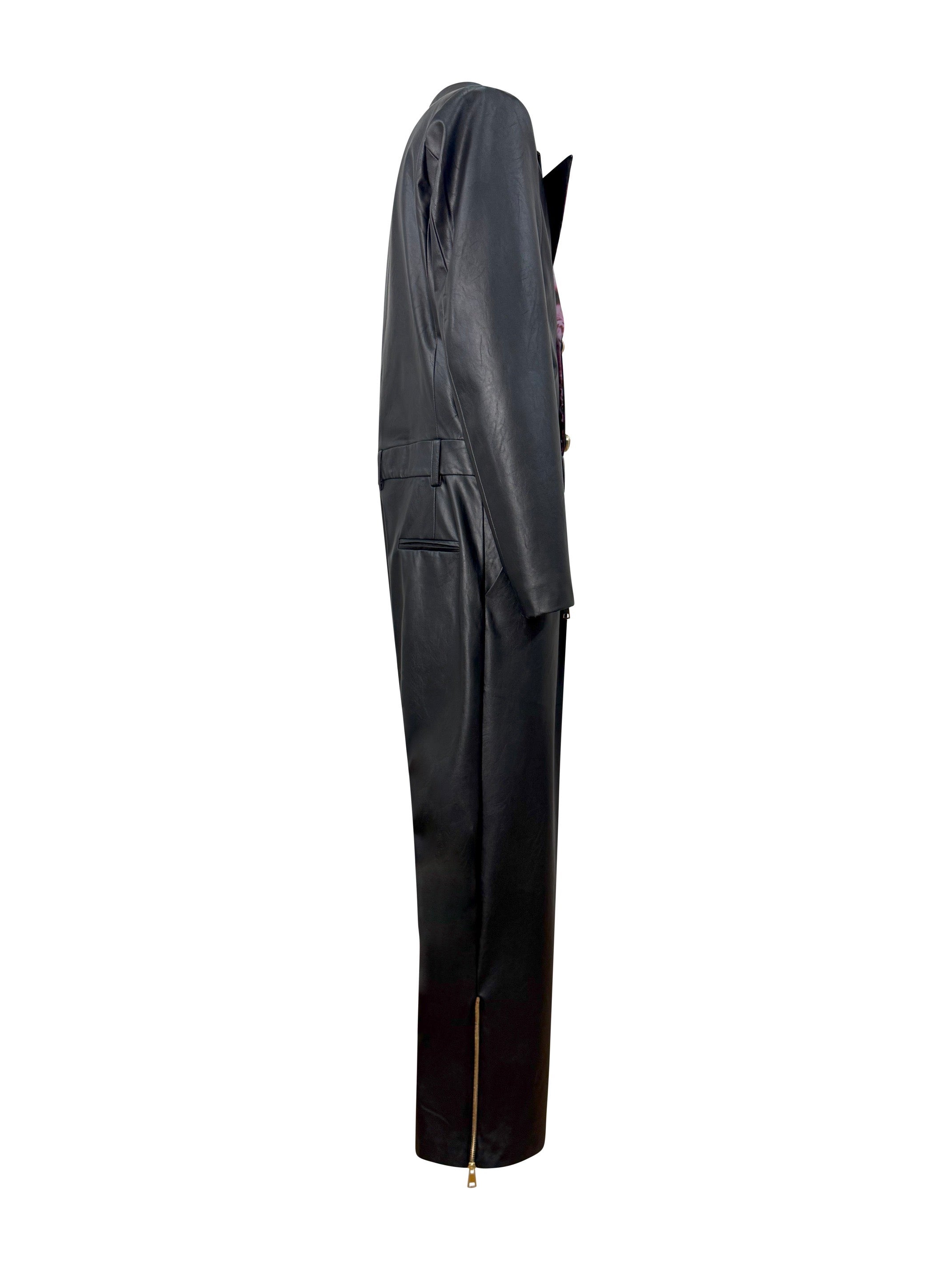 Schwarzer Blazer-Overall aus Kunstleder und rosa Animalier