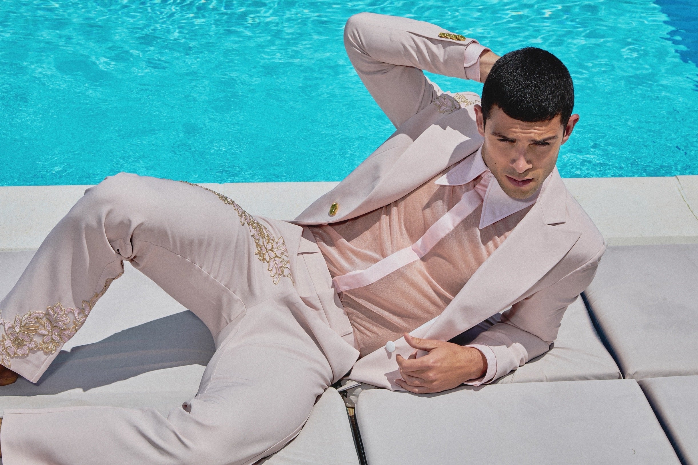 Pantalon regular rose avec broderie