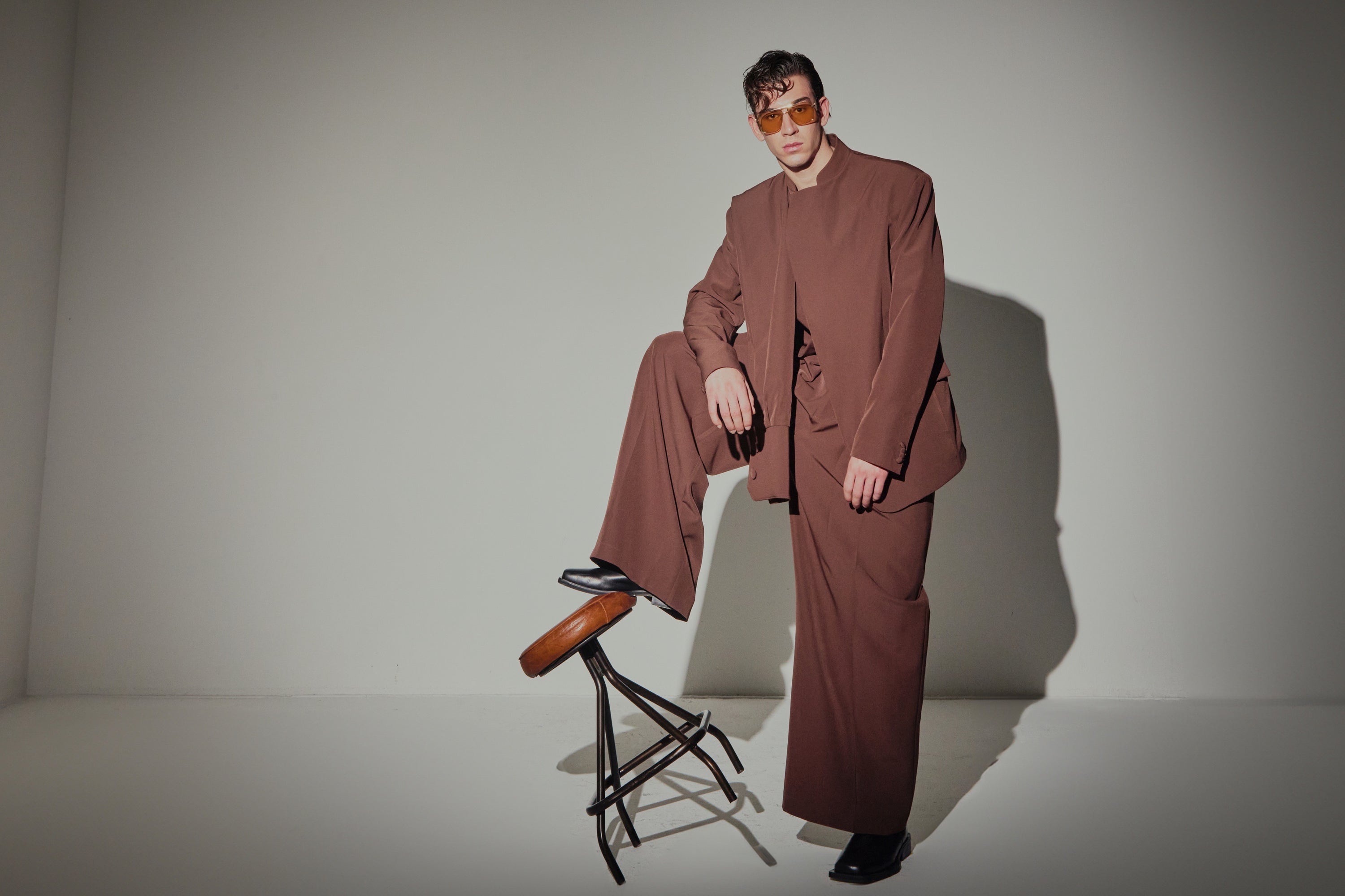 Giacca Coreana Cioccolato con Fascia Polso modello posa