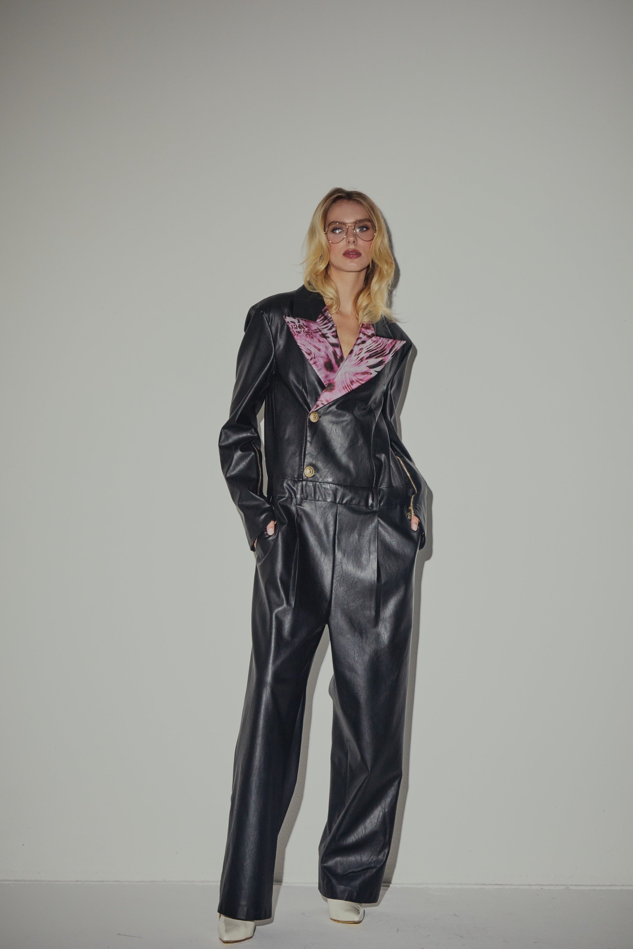 Schwarzer Blazer-Overall aus Kunstleder und rosa Animalier