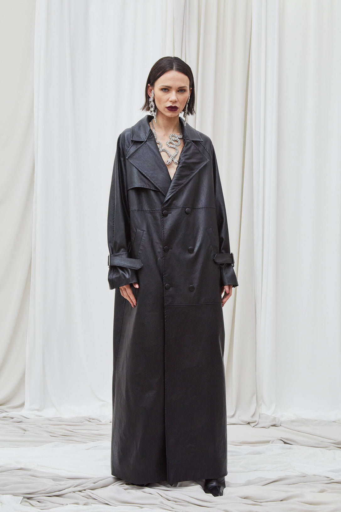 Trench long en simili cuir noir