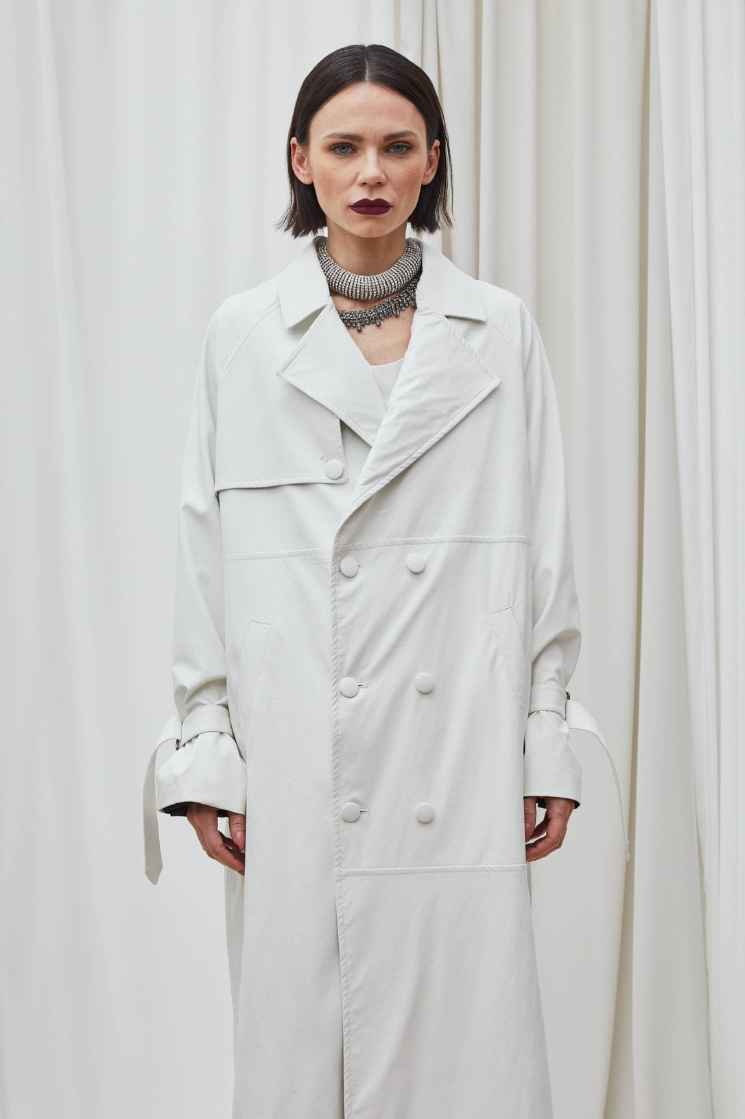 Trench long en simili cuir blanc