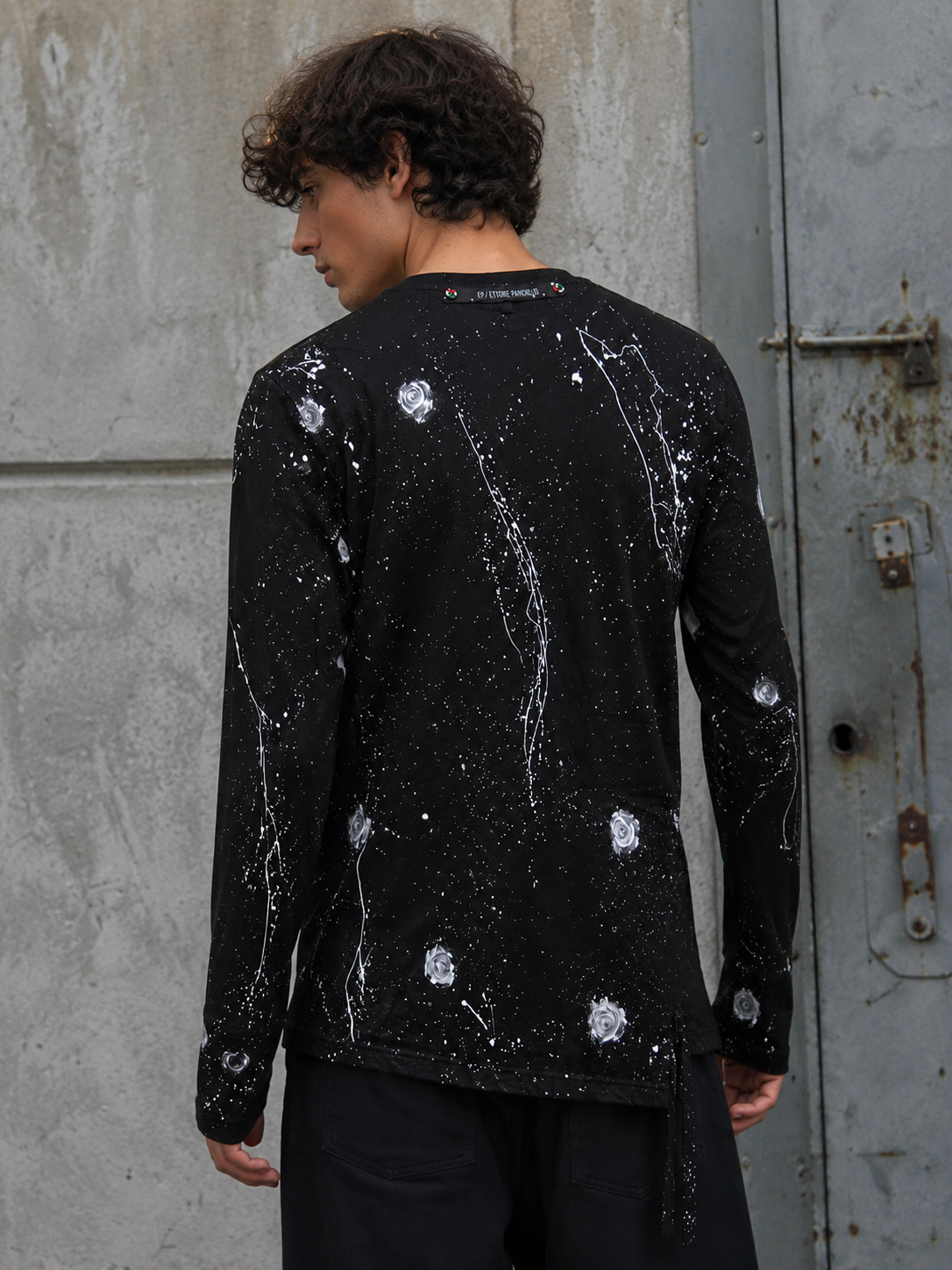 Maglia Nera con Lacci Pittura Bianca