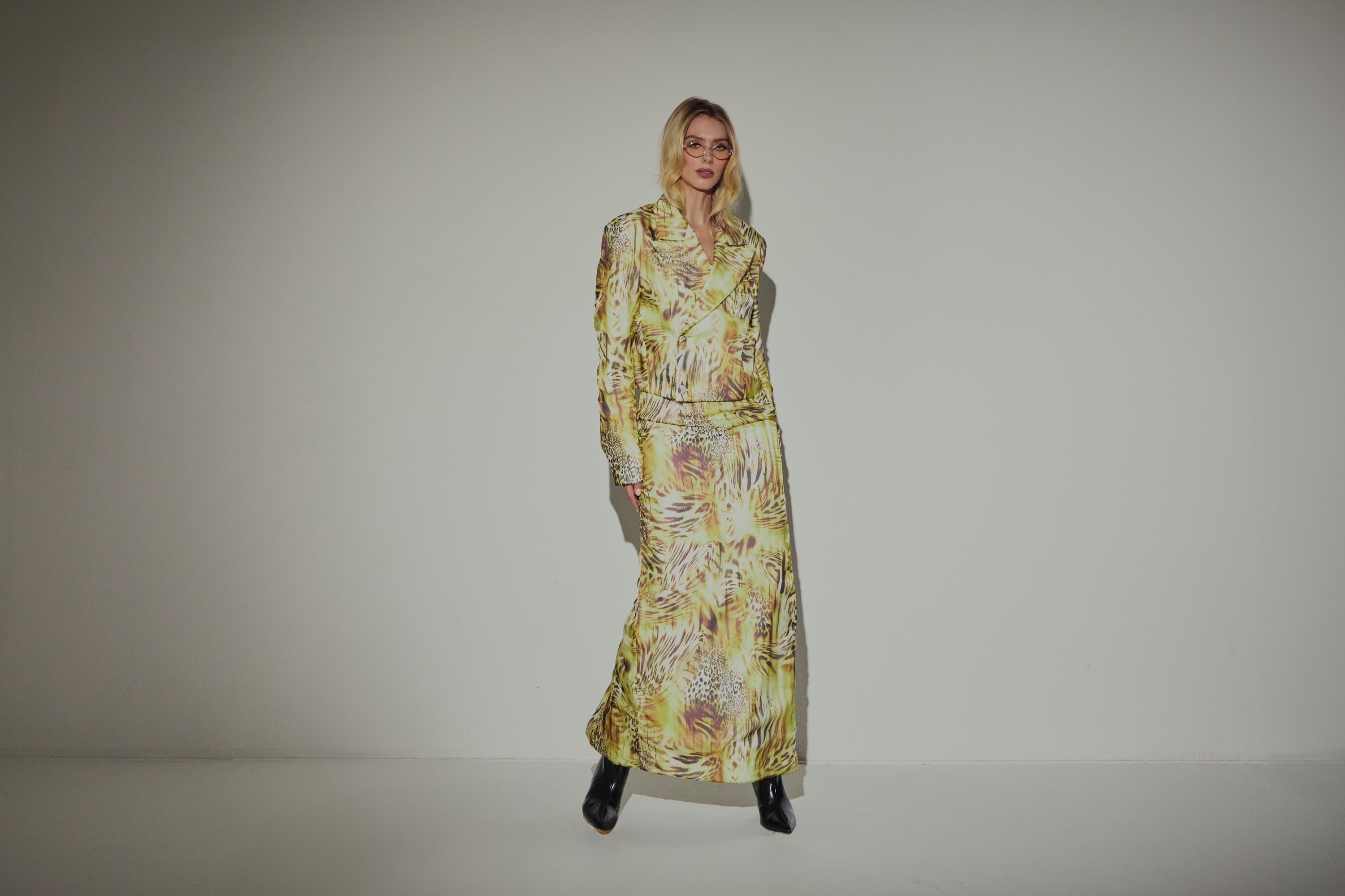 تنورة أنبوبية بنقشة حيوانات باللون الأخضر الحامضي