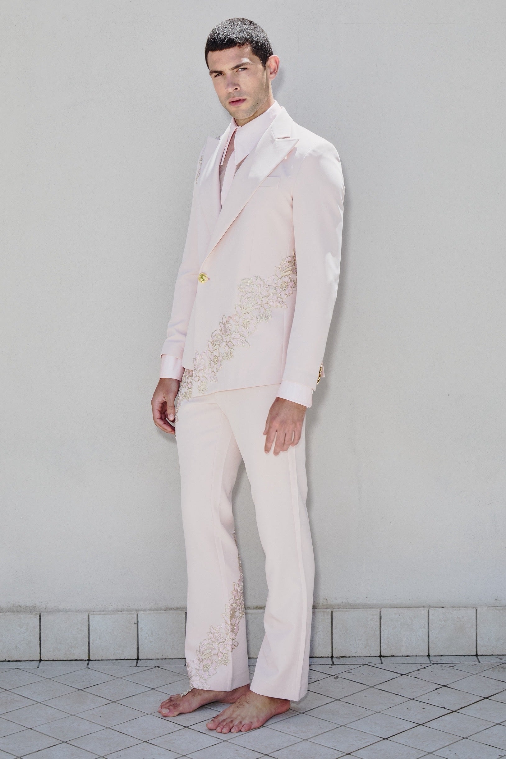 Veste asymétrique rose avec broderie