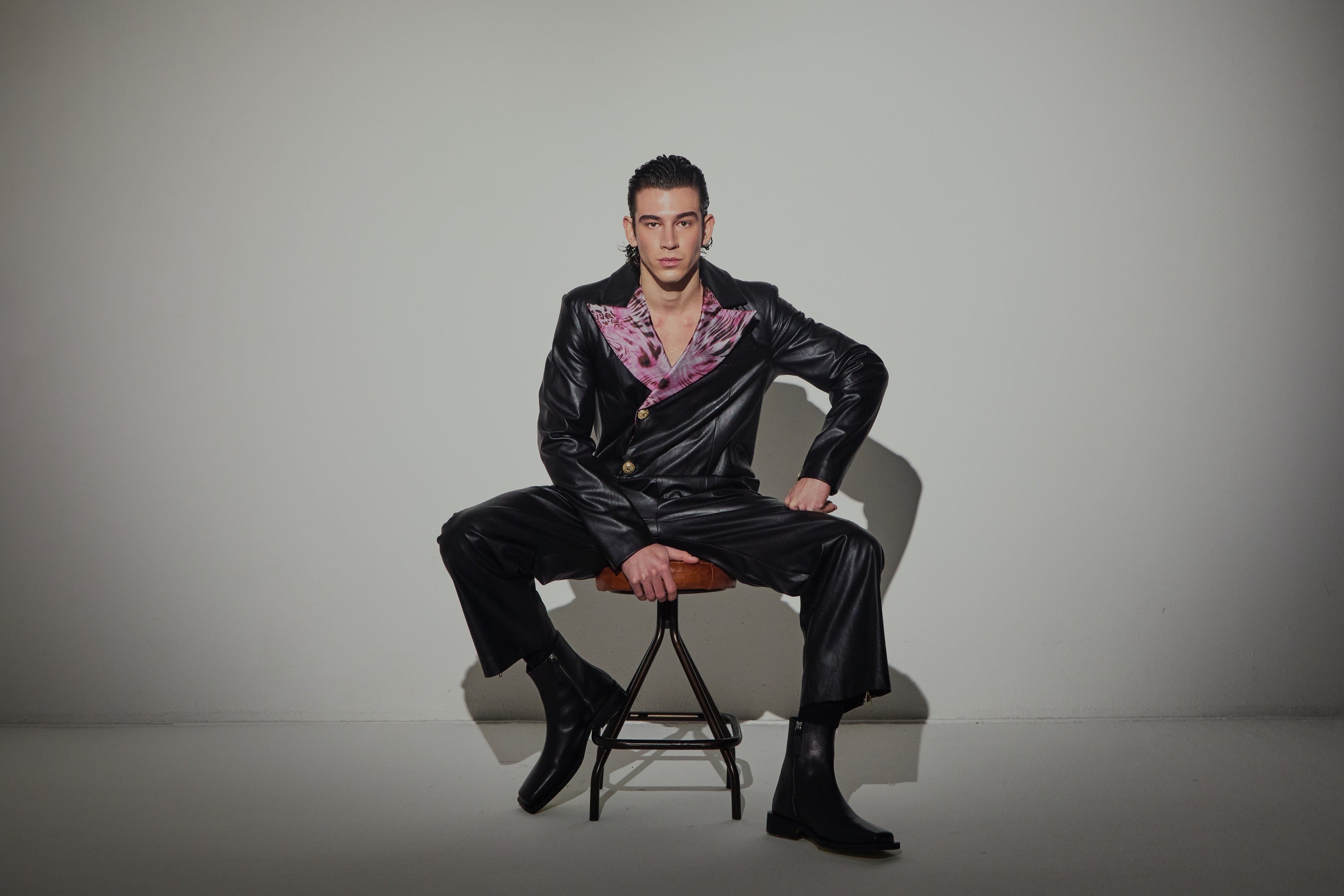 Schwarzer Blazer-Overall aus Kunstleder und rosa Animalier