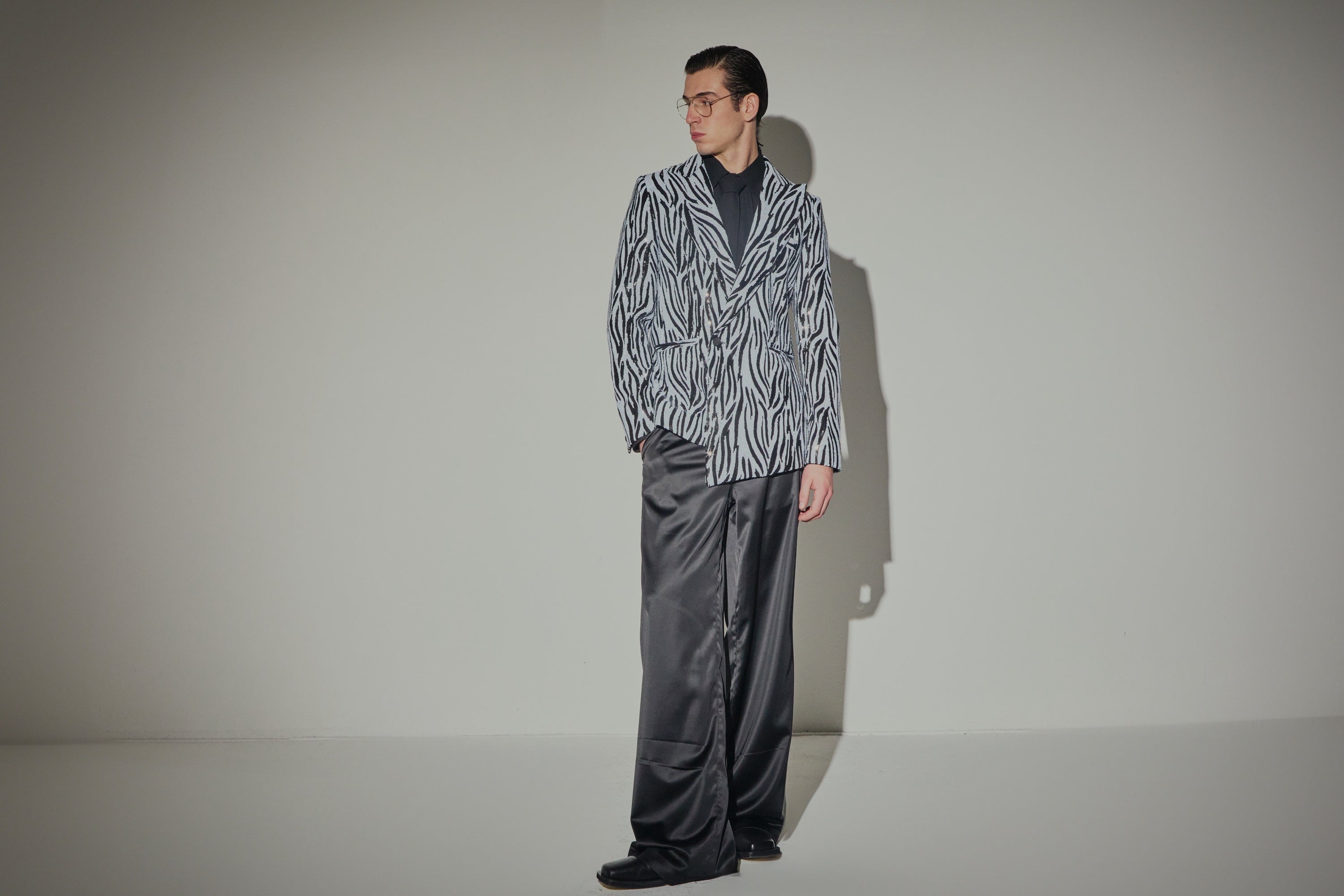 Giacca Asimmetrica Paillettes Zebra pose