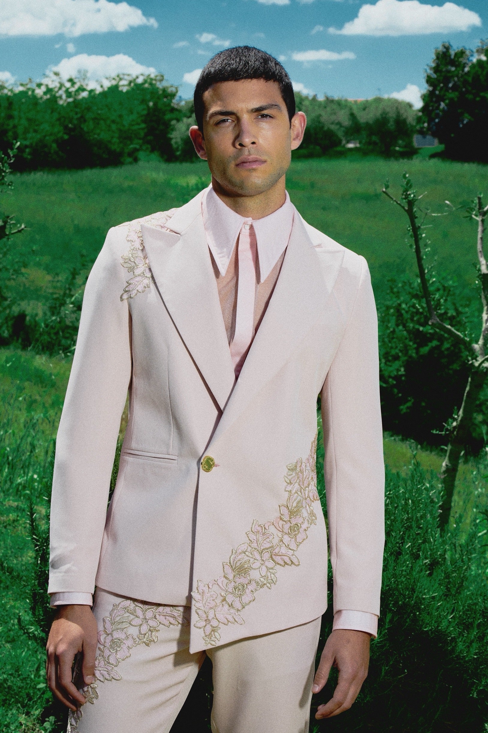 Veste asymétrique rose avec broderie