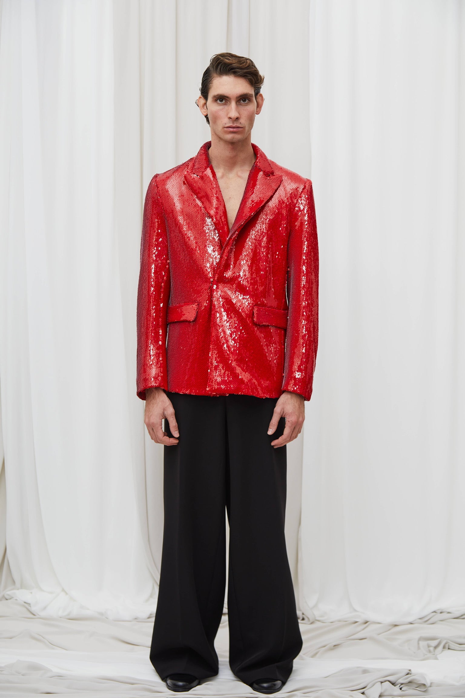 Veste rouge à double boutonnage à un bouton et à sequins