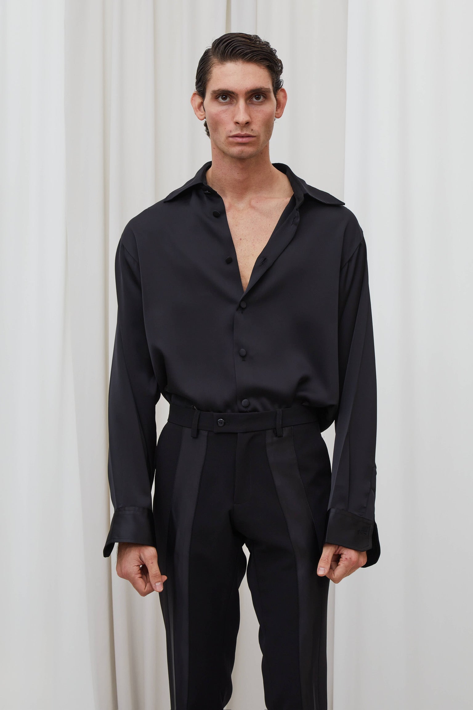 Chemise classique en satin noir