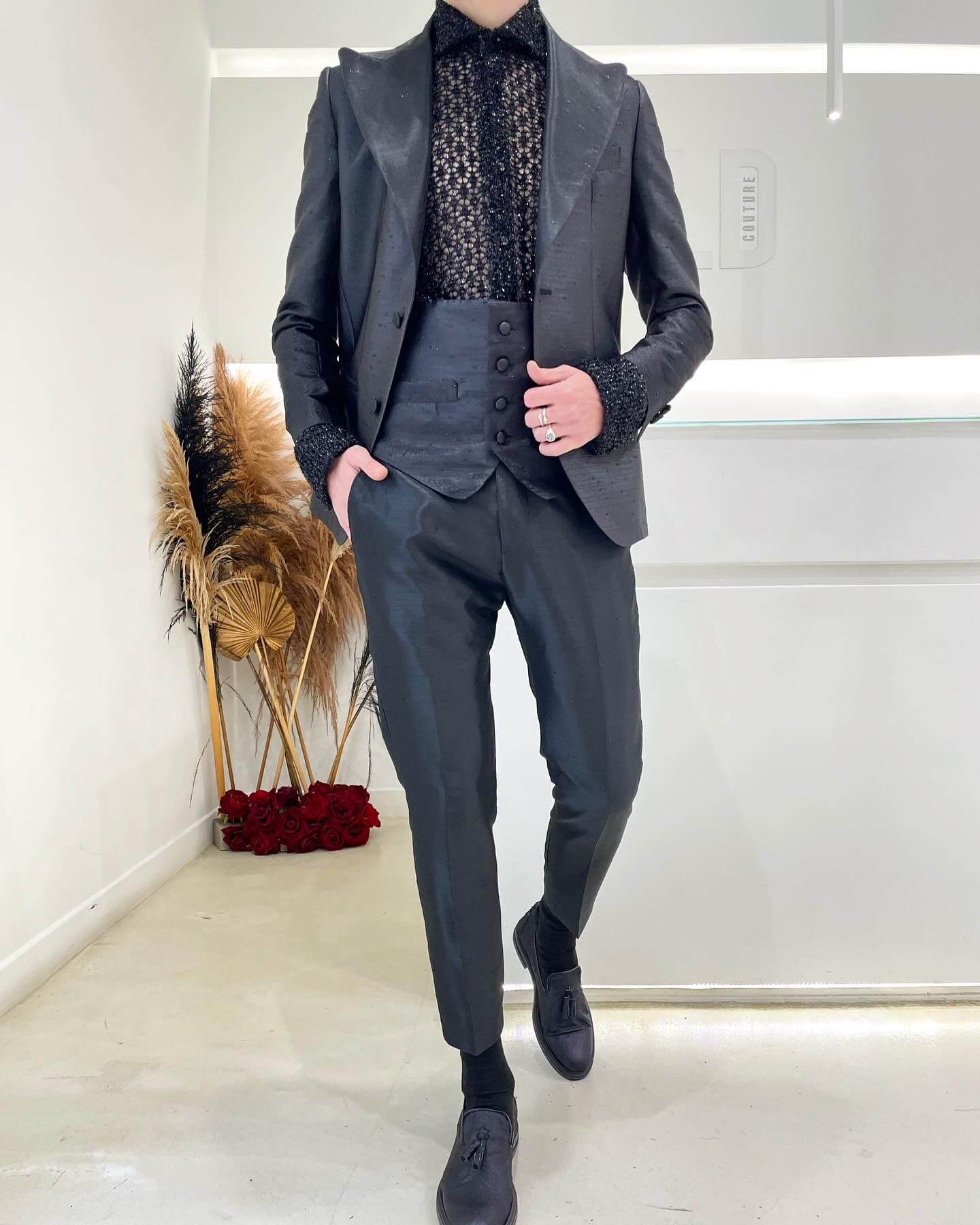 Abito Seta Nero con  Rever Lancia aperto