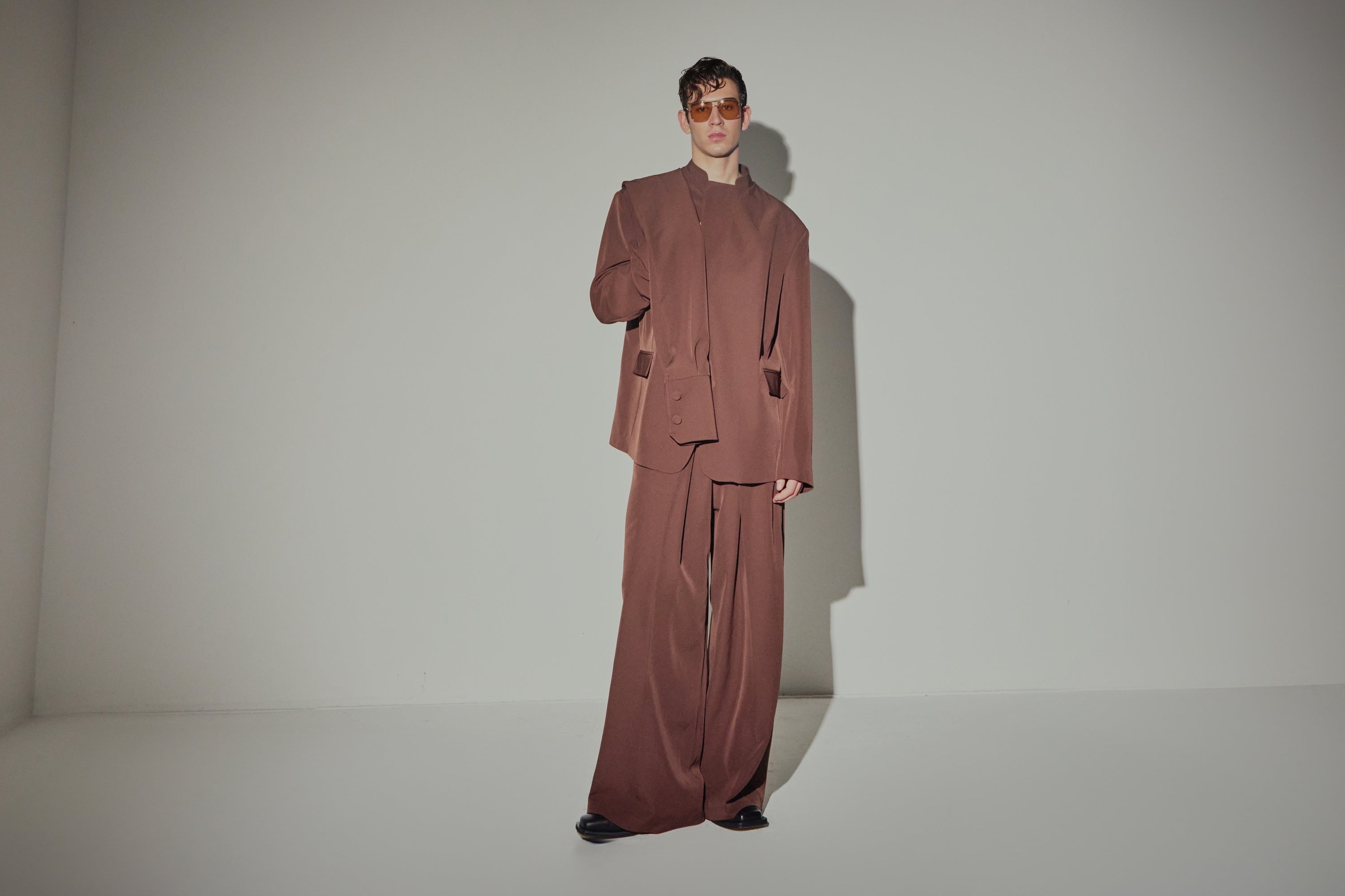 Giacca Coreana Cioccolato con Fascia Polso modello