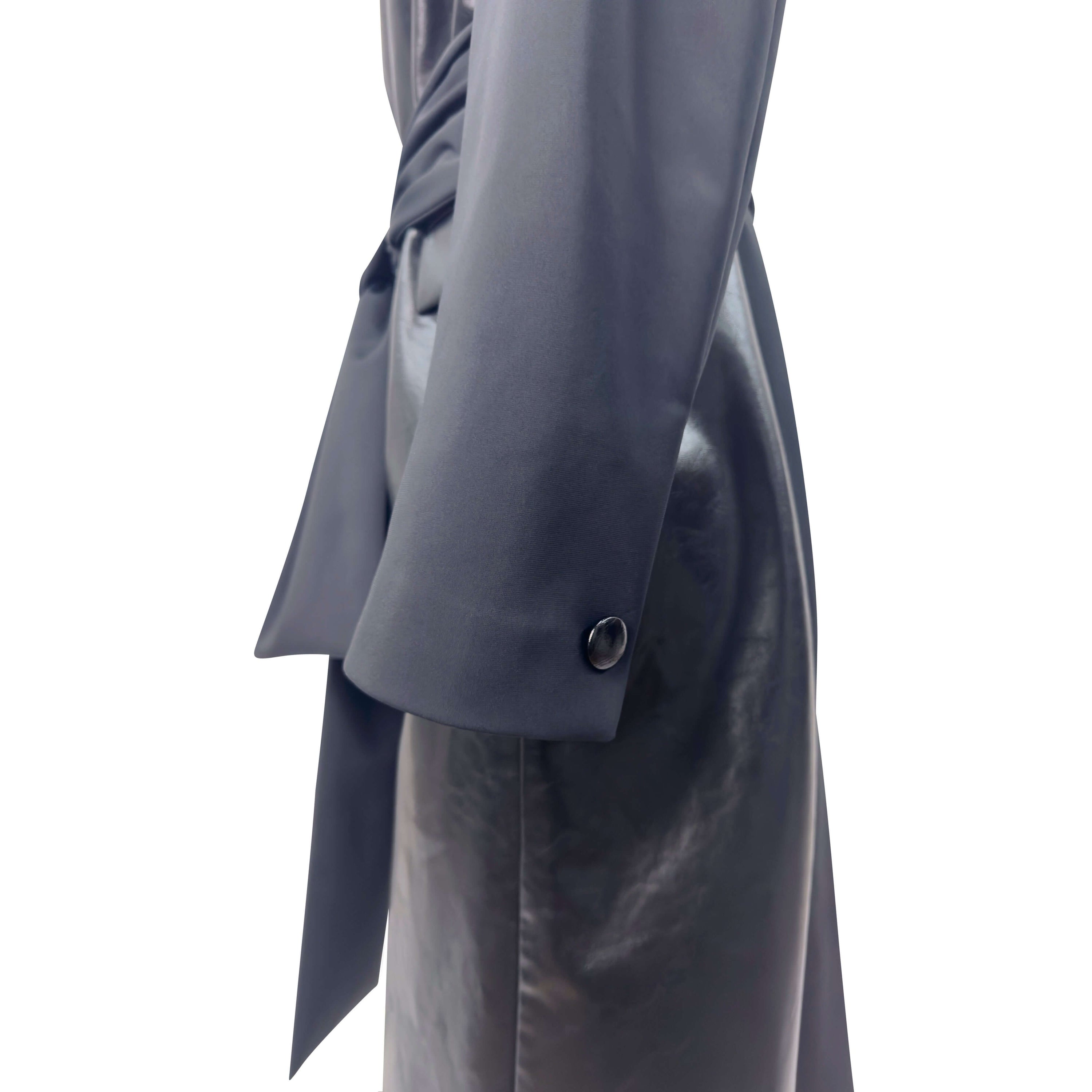 CAPPOTTO COREANO in tessuto scuba e ecopelle nera, con cintura rimovibile e dettagli sartoriali.