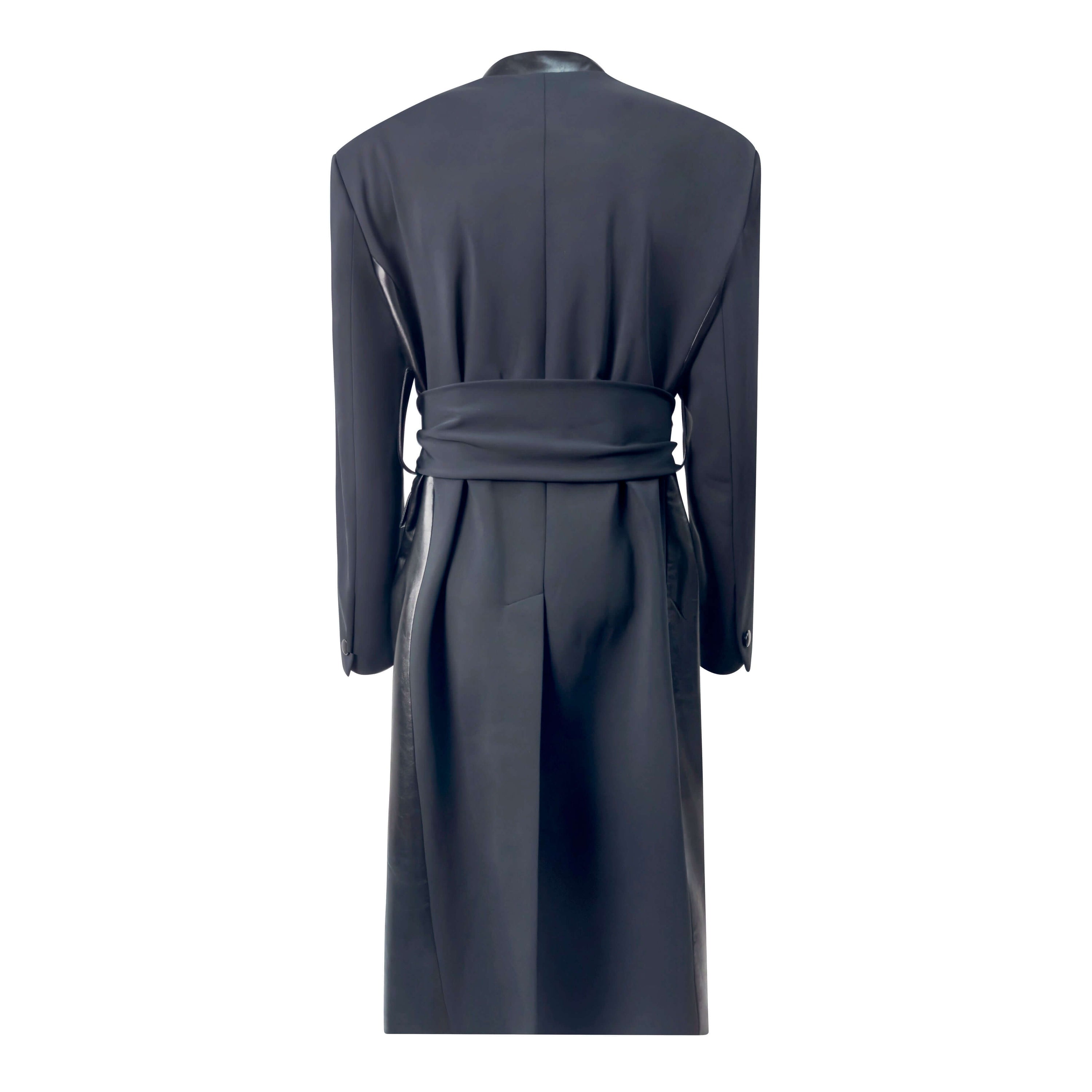 Cappotto Coreano Scuba e Ecopelle Nero visto da dietro con cintura in vita e dettagli eleganti.