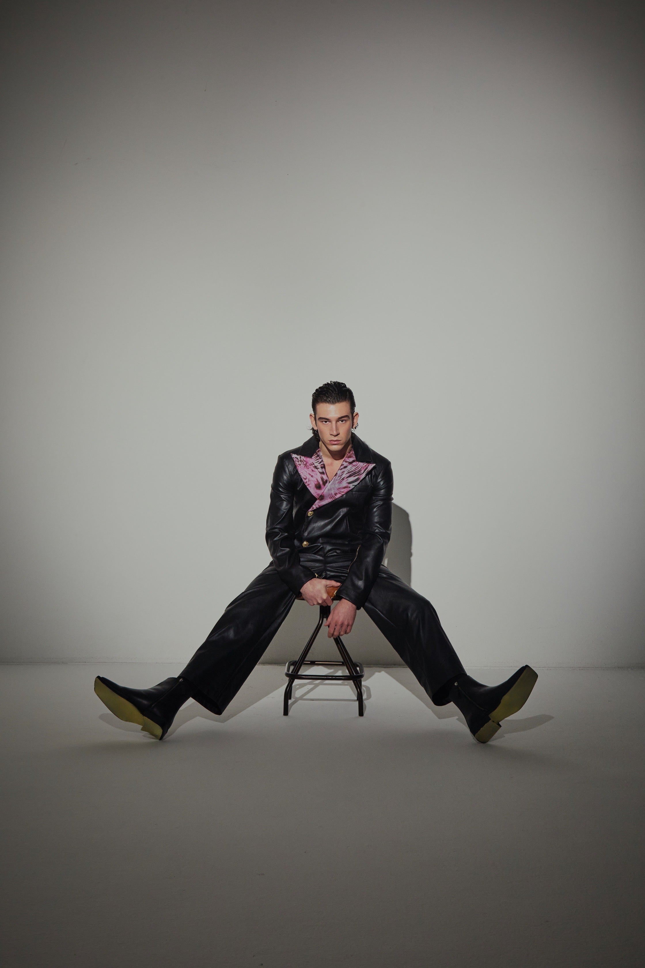 Schwarzer Blazer-Overall aus Kunstleder und rosa Animalier