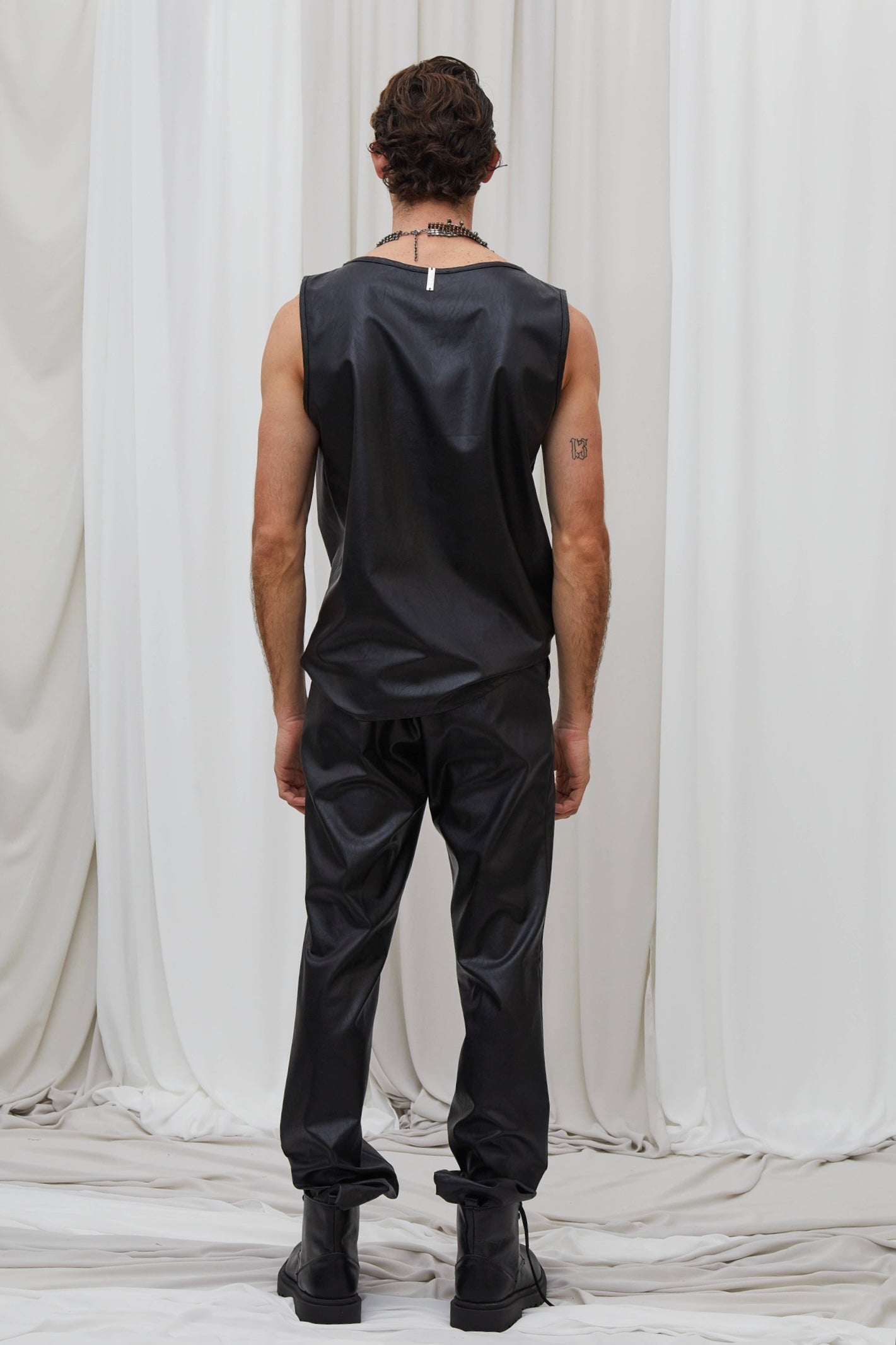 Camiseta sin mangas de cuero sintético negra