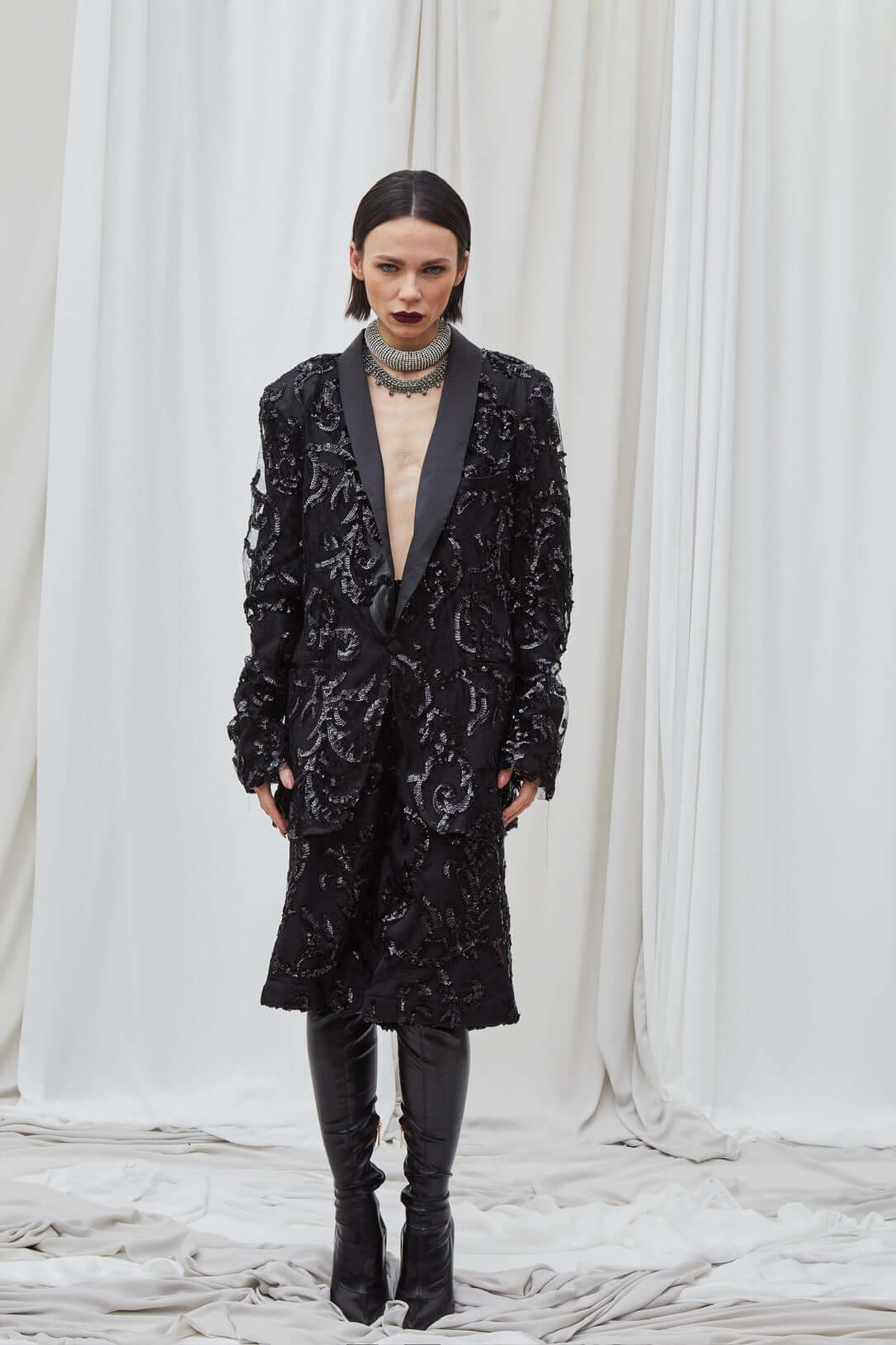 Veste noire à col châle brodée de sequins – PNCLD