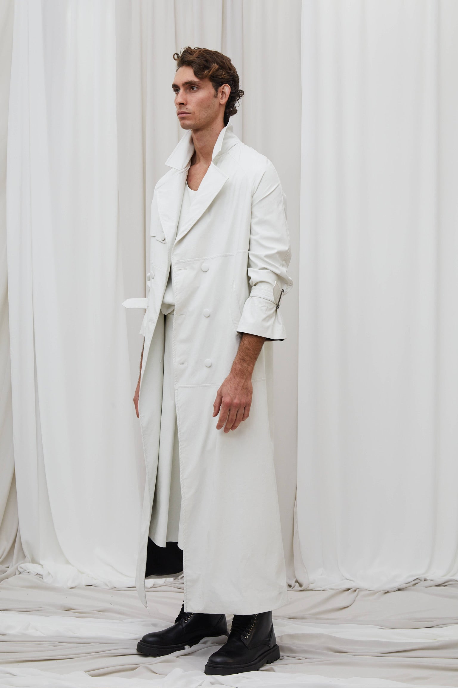 Trench long en simili cuir blanc