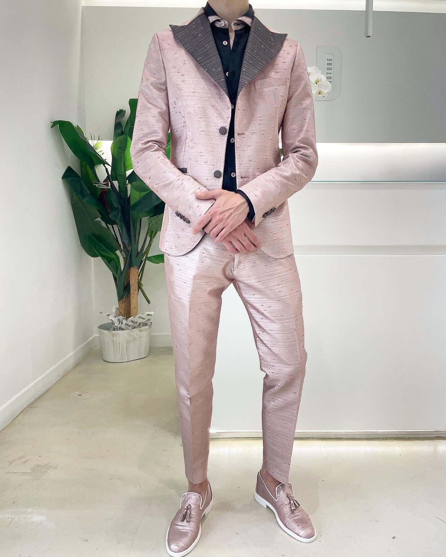 Abito Seta Rosa con Rever Lancia indossato