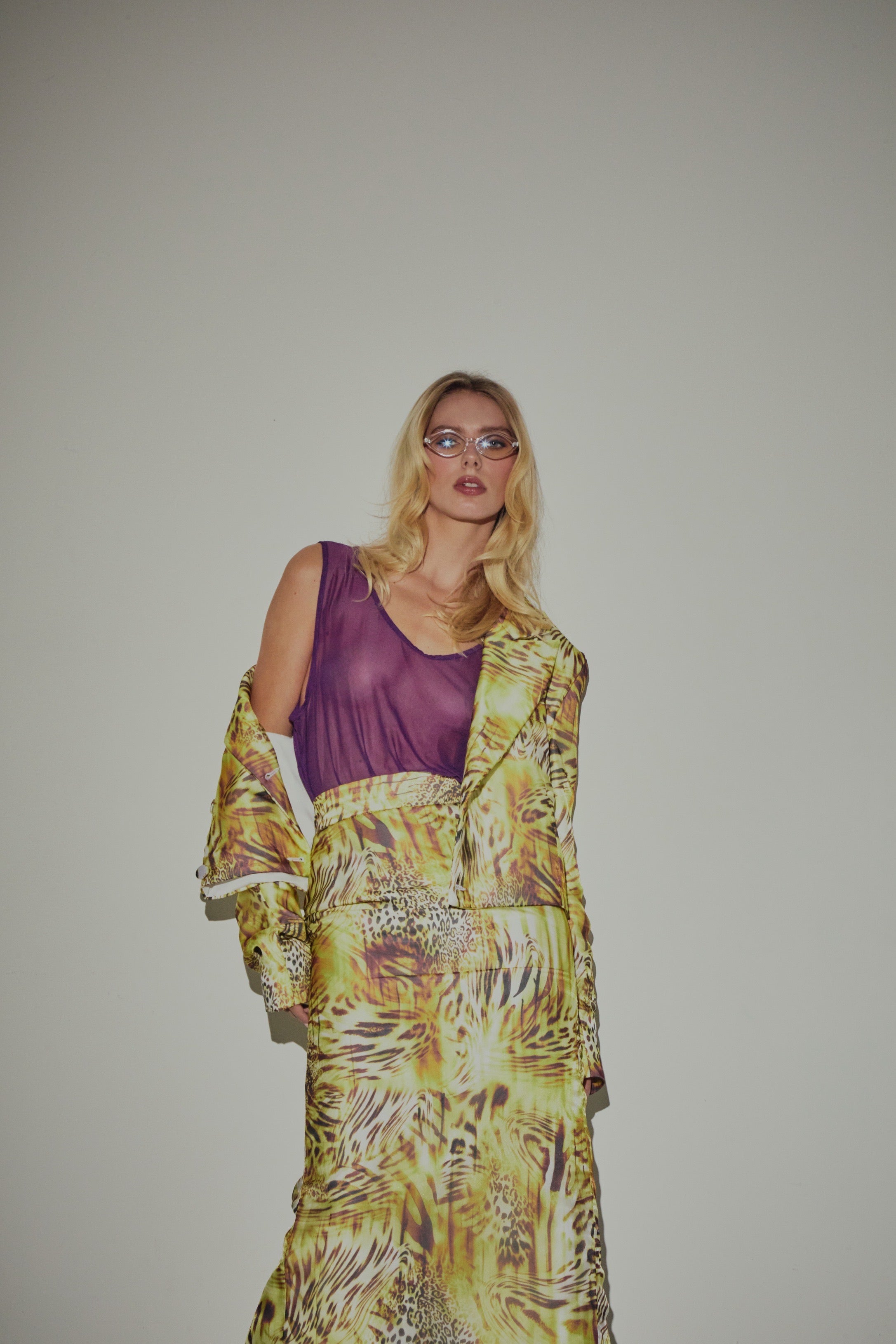 تنورة أنبوبية بنقشة حيوانات باللون الأخضر الحامضي