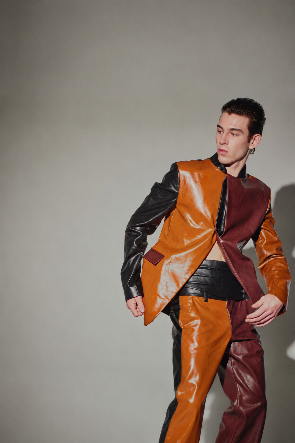 Kragenlose Jacke im Kunstleder-Mix