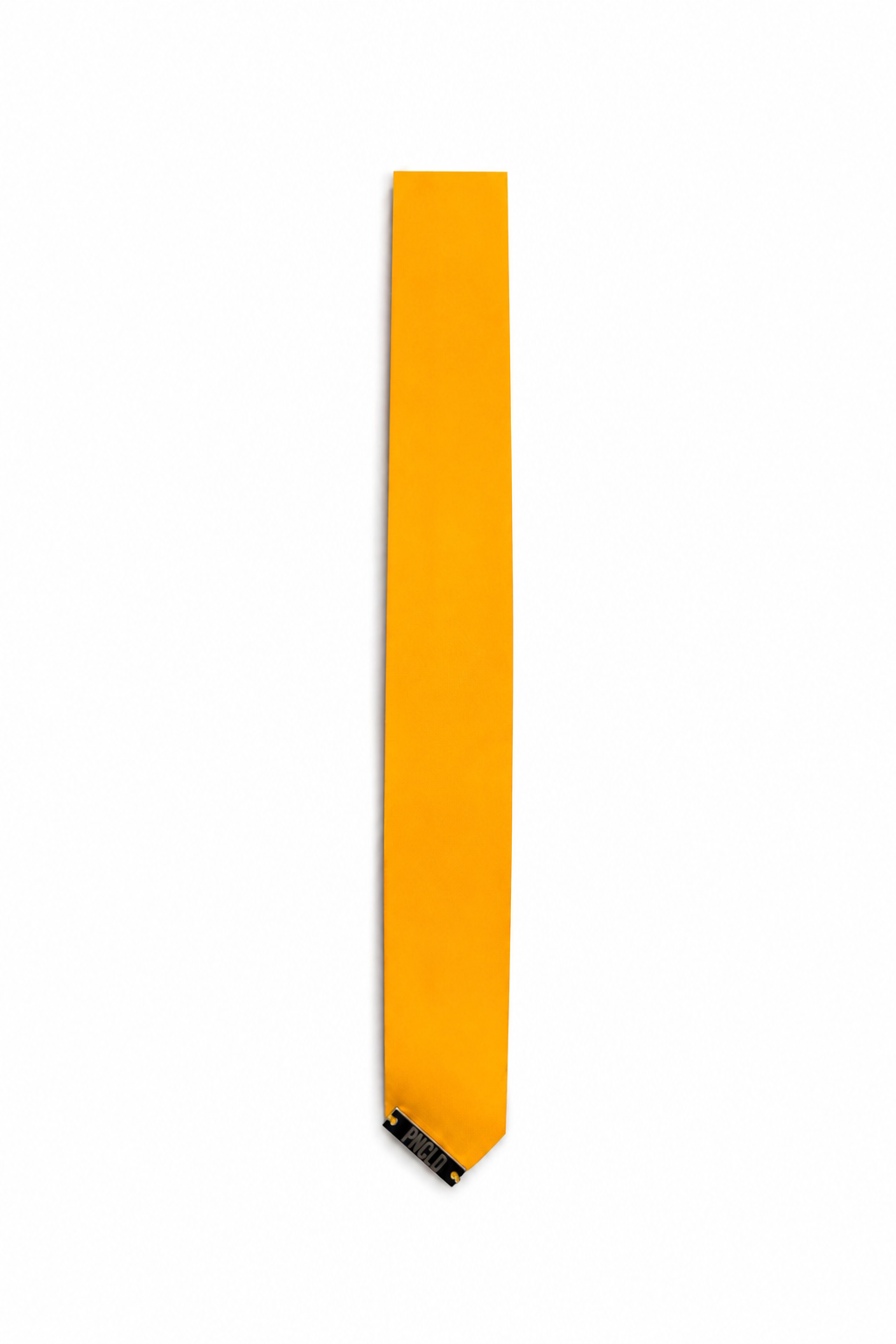 Corbata mostaza con placa con logo