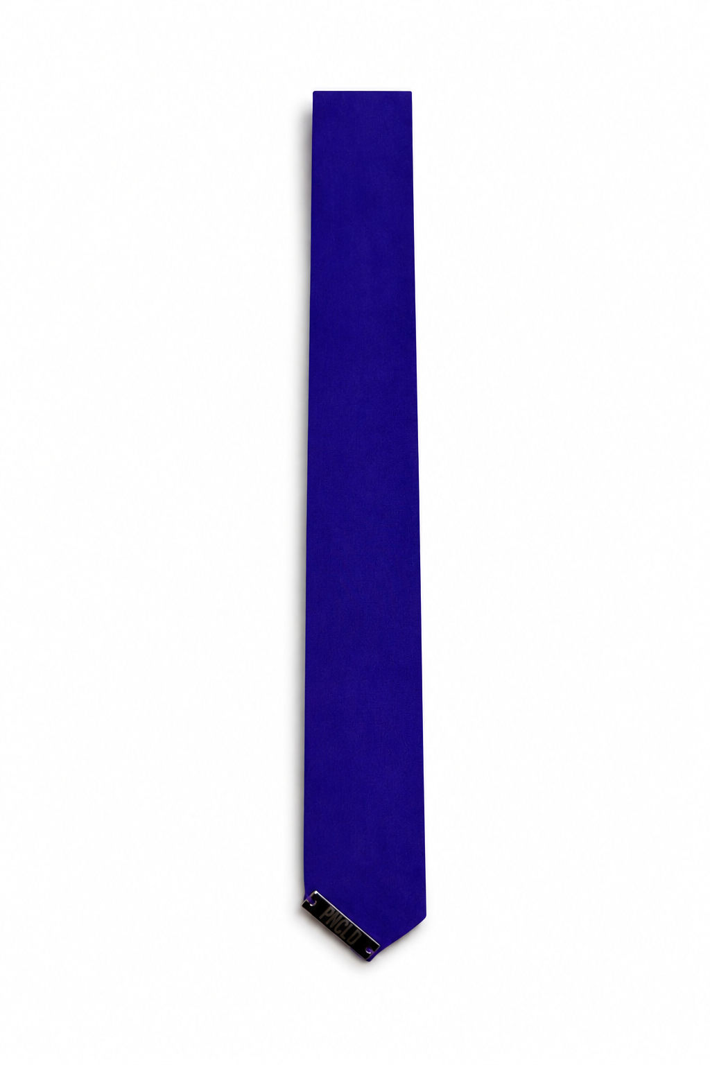 Corbata violeta con placa con logotipo