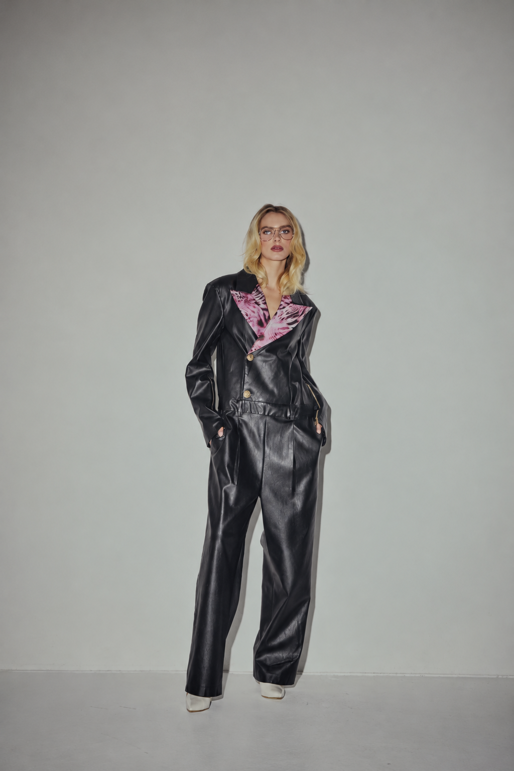 Combinaison Blazer En Similicuir Noir Et Imprimé Animalier Rose
